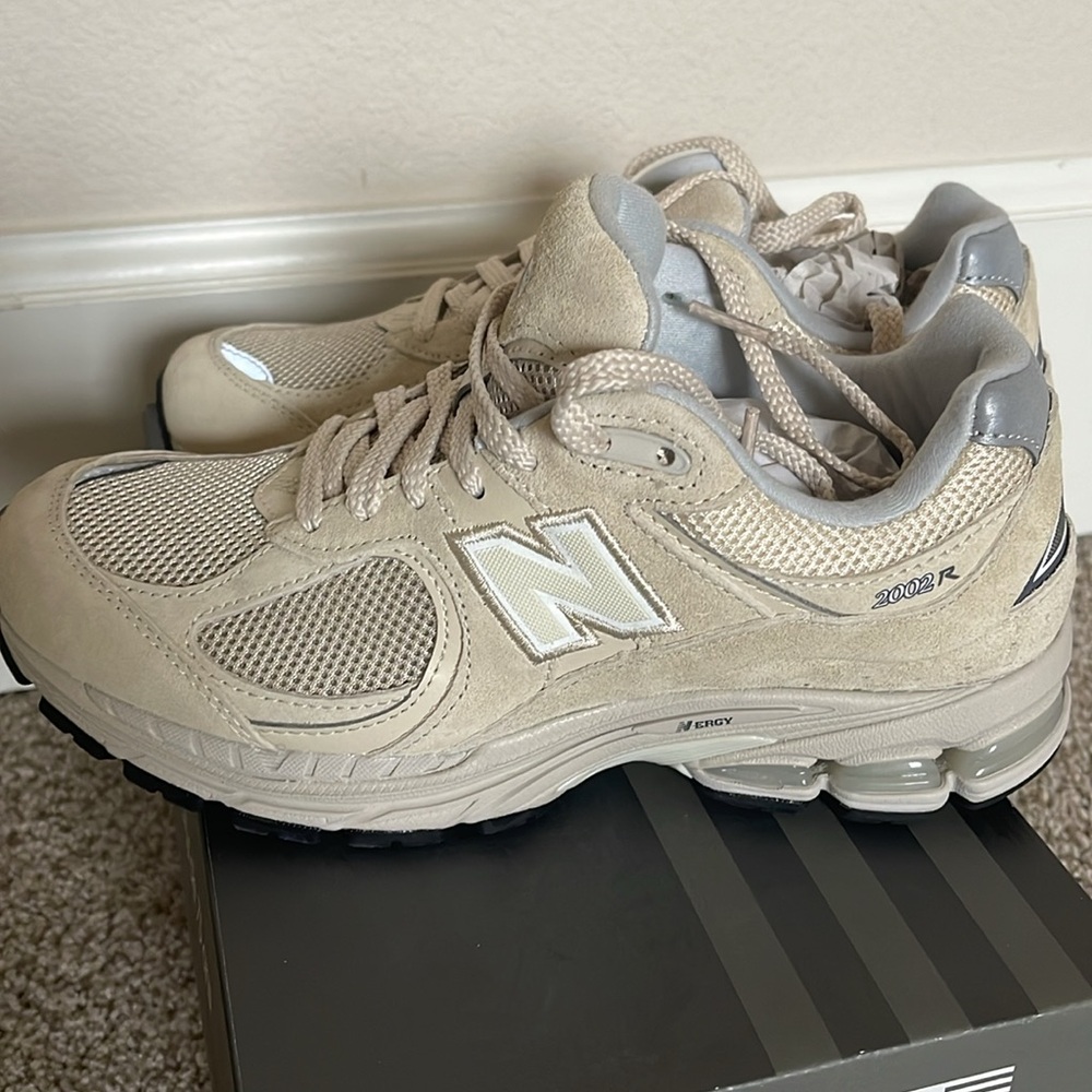 New in box New Balance 2002r bone, size 7 women or 5.5 men - Picture 2 of 7